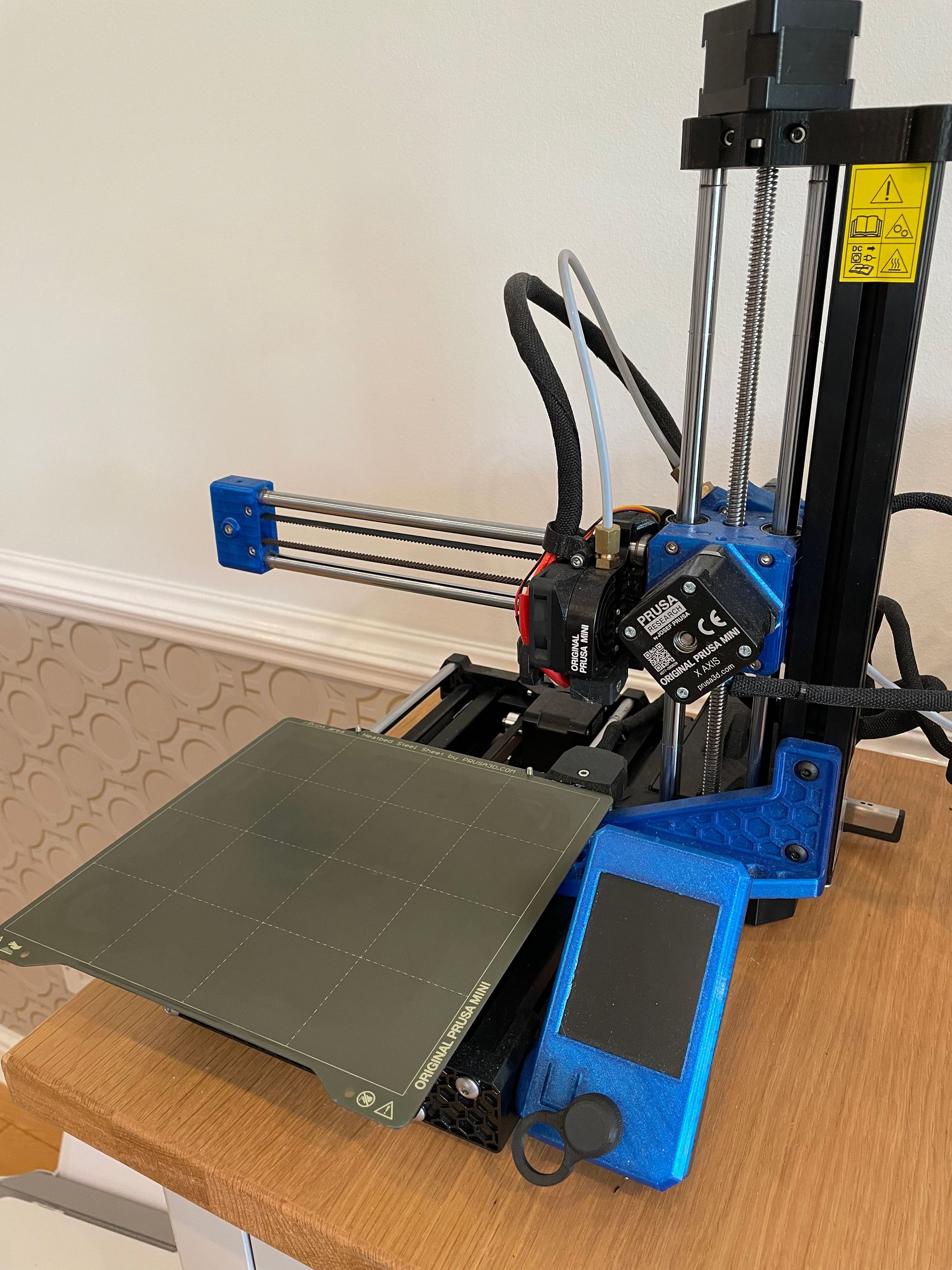 Prusa Mini+ 3D-printer with blue components